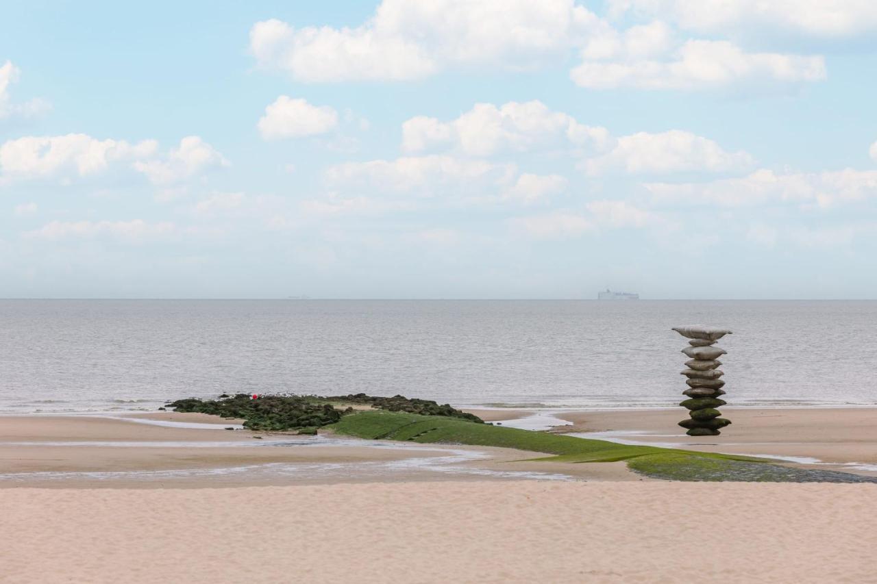 Cosy With 2 Terraces Right At The Beach Ostend